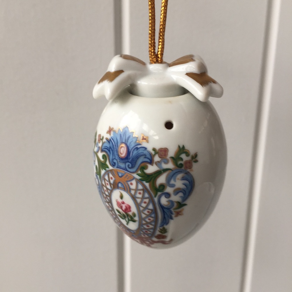 Vintage Elizabeth Arden pompadour (sachet).